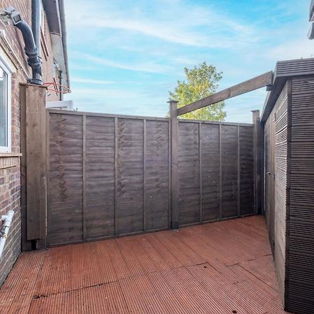 Kings House Apartment Hayes, West London Apt A Northolt  ภายนอก รูปภาพ