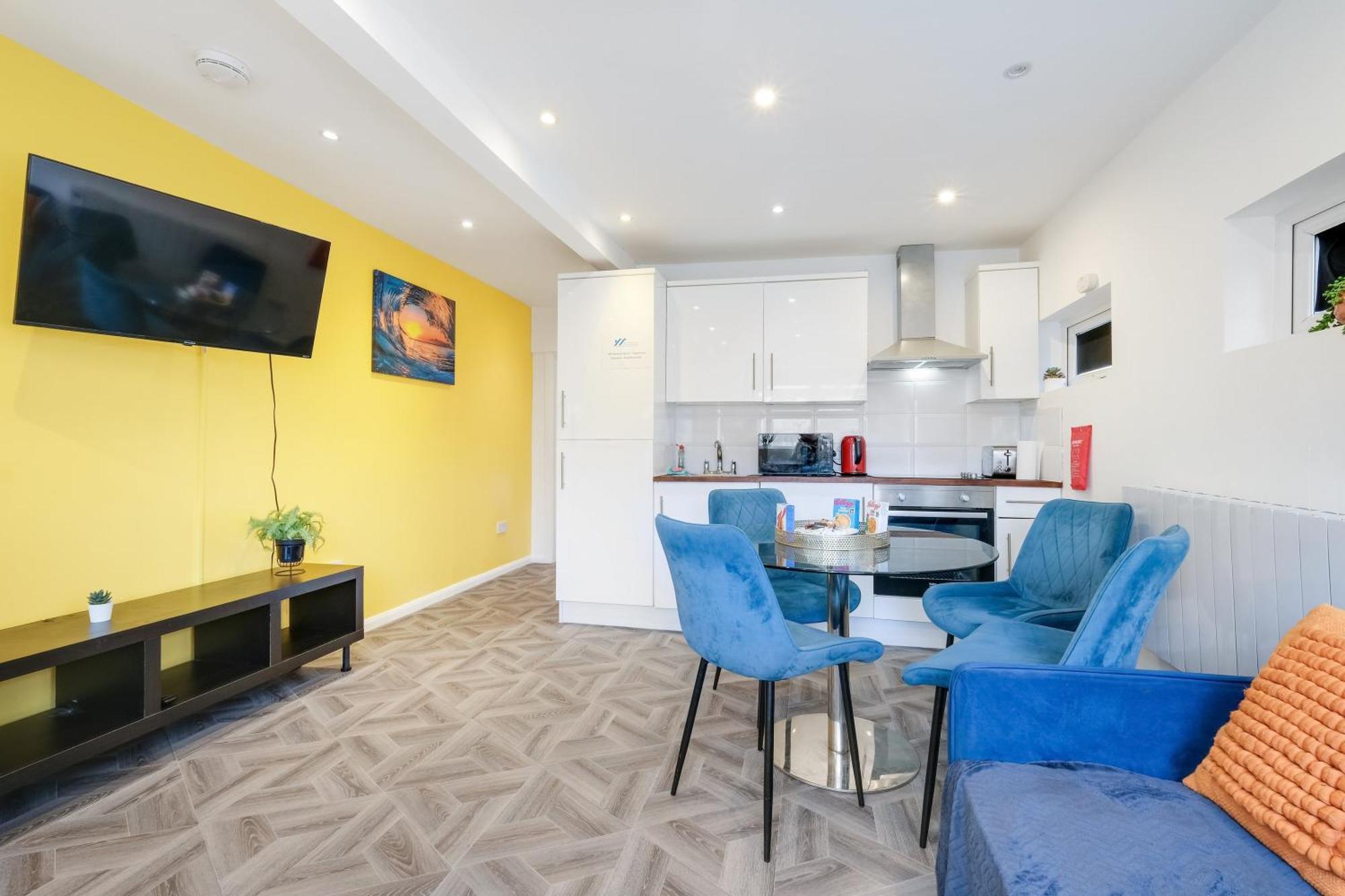 Kings House Apartment Hayes, West London Apt A Northolt  ภายนอก รูปภาพ