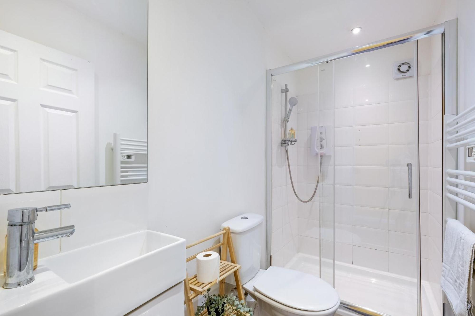 Kings House Apartment Hayes, West London Apt A Northolt  ภายนอก รูปภาพ