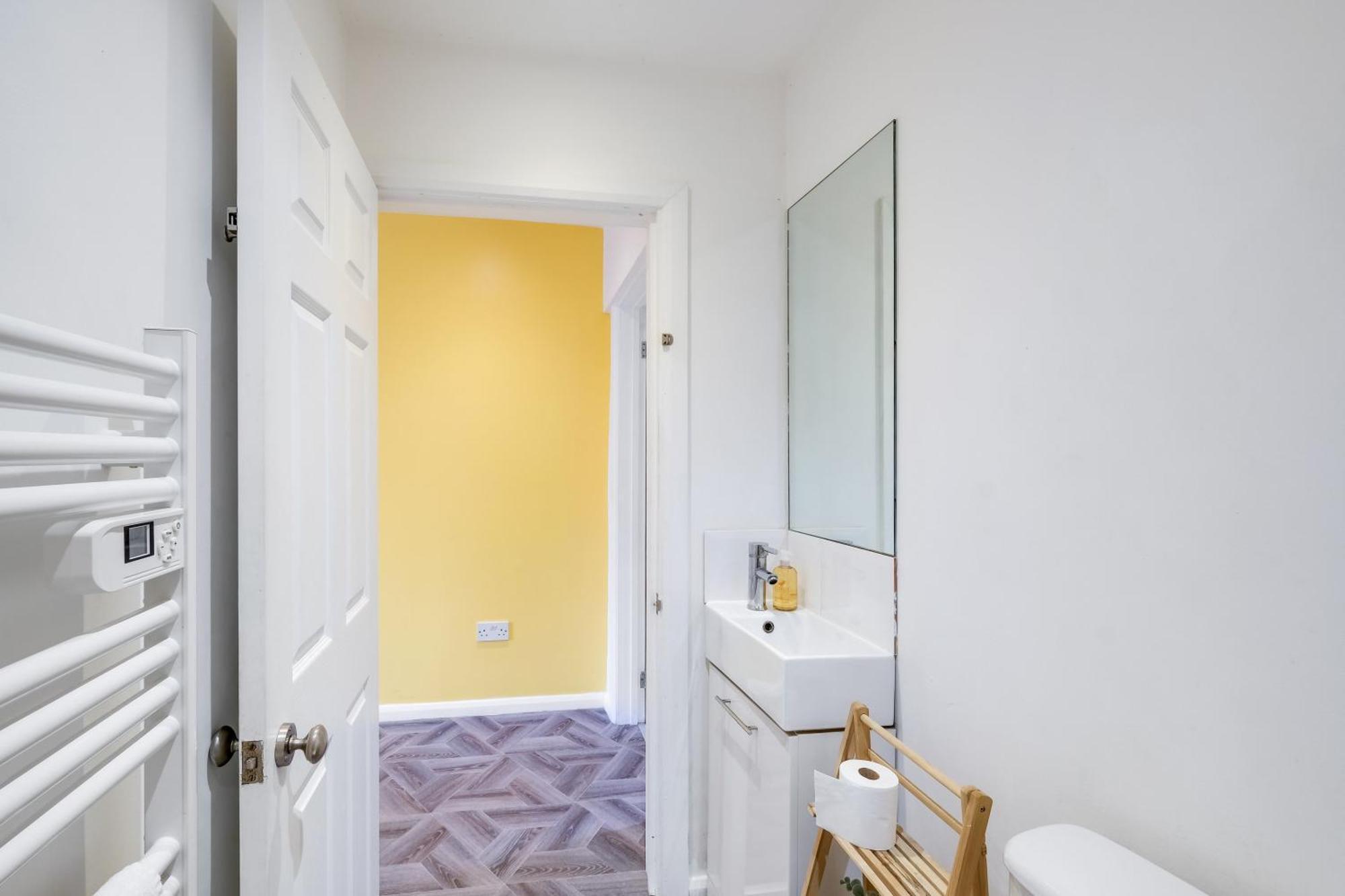 Kings House Apartment Hayes, West London Apt A Northolt  ภายนอก รูปภาพ