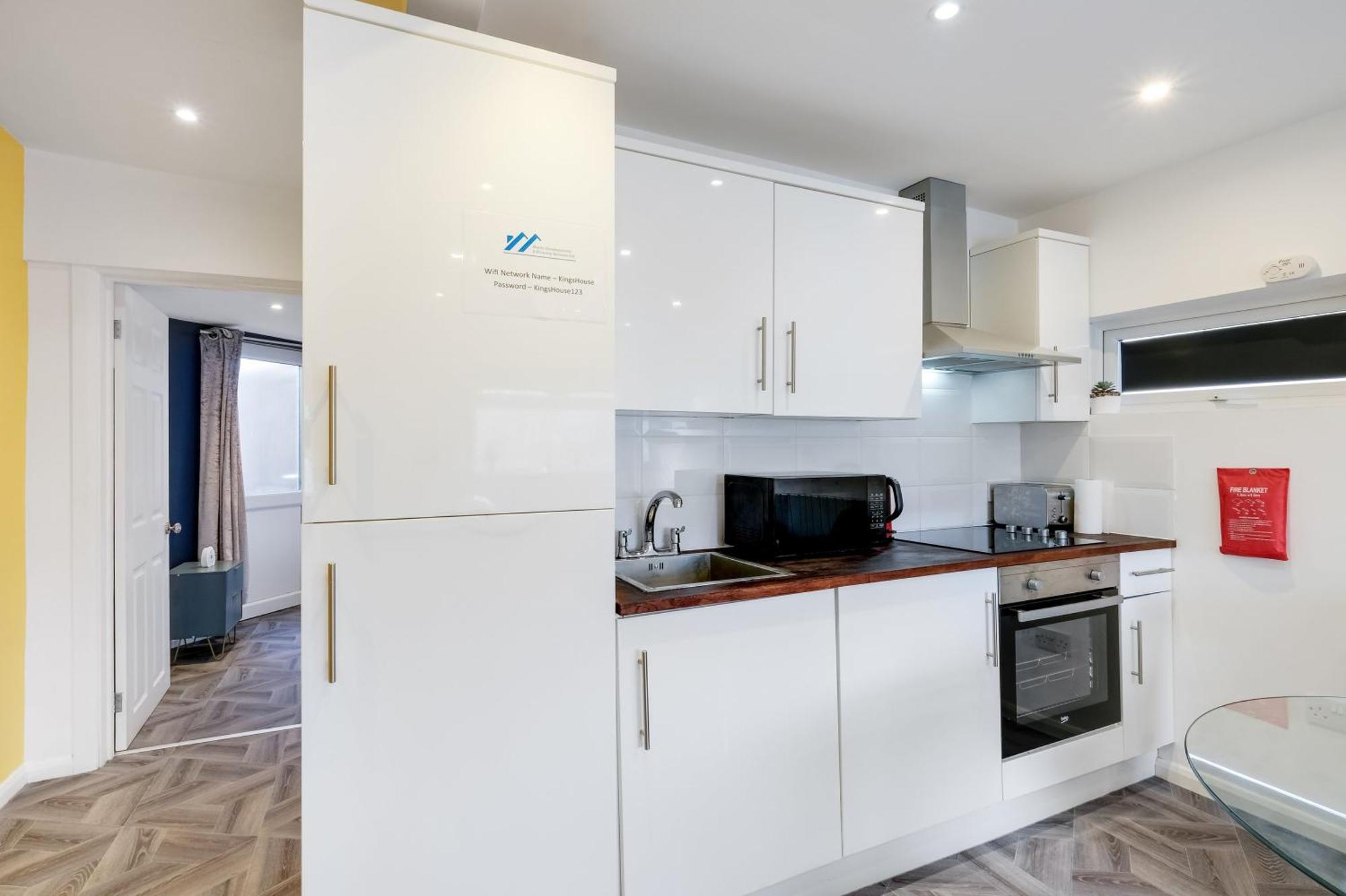 Kings House Apartment Hayes, West London Apt A Northolt  ภายนอก รูปภาพ